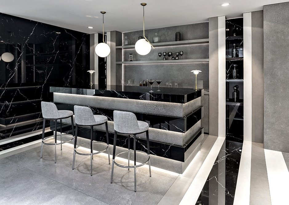 Neolith Nero Marquina and New York-New York sintered stone in the showroom bar.