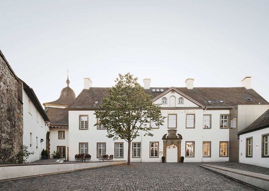 From the historic entrance of the Sauerland museum, the new gallery extension is completely invisible.