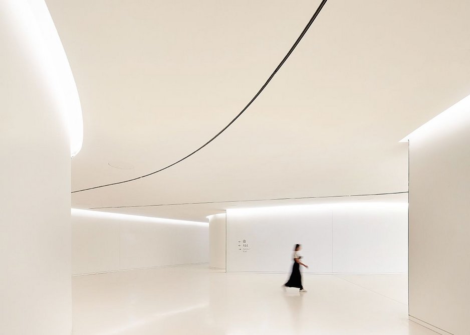 Around the Oval gallery, barely partitioned spaces free flow into each other, but ceiling heights remain the same.
