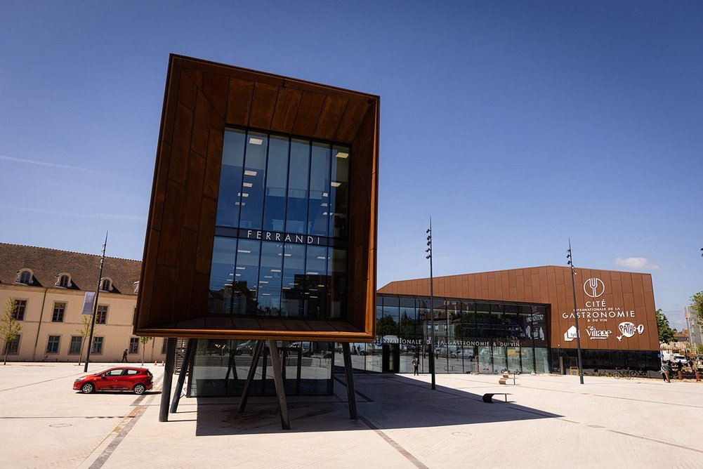 The cantilevered volume that identifies the new district in Dijon, occupied by the Ferrandi cookery school.