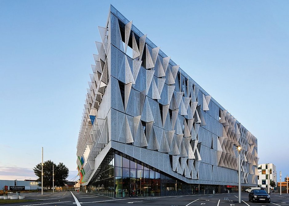 The geometry of the building responds to the harbour, the nearby river and the train station.