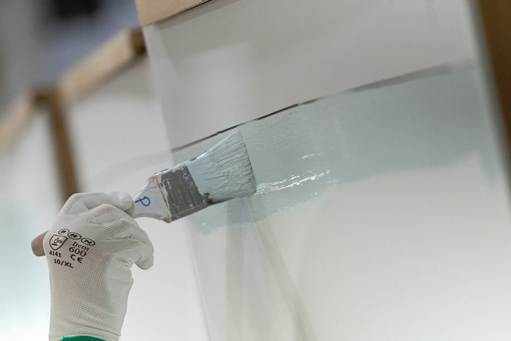 As well stringent tests in the lab, Dulux Trade ensures its paints undergo rigorous evaluation from professional decorators in external conditions.