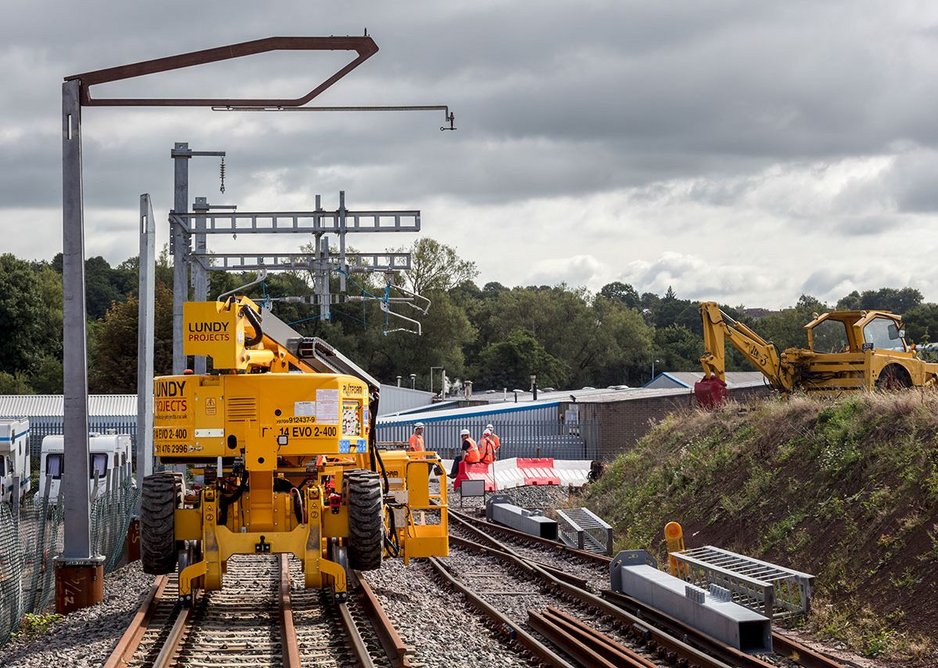 An innovative overhead lines structure for trains undergoing testing.