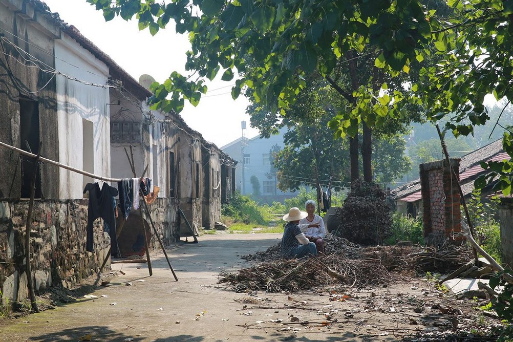 Villagers chatting in front of a commune housing in Shigushan village, 2016.