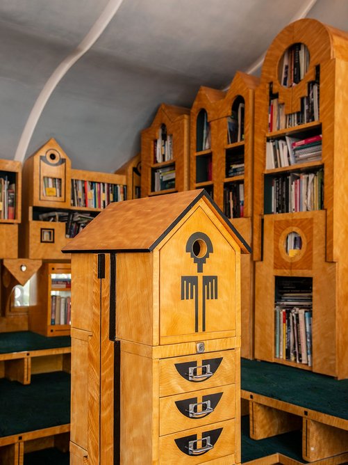 The Architectural Library is Jencks’ study with a tent-like roof painted to be like the sky