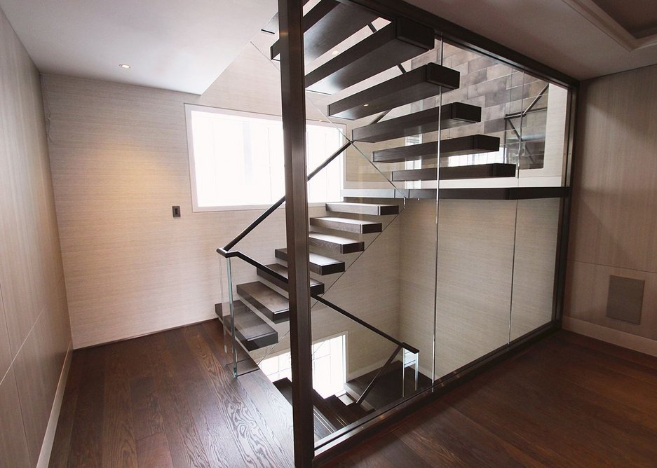 Canal offer the option to choose the steel frame supporting the staircase.