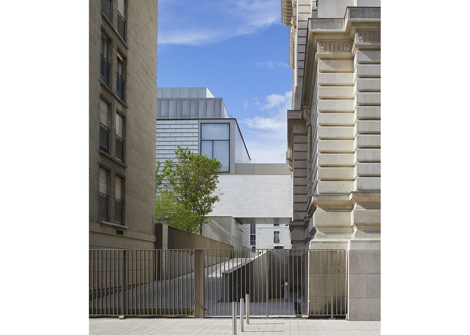 The new ‘cube’ containing contemporary art to the rear of the original building is accessed by the bridge at the first floor, or via passages underground. The gated road is primarily a service road, although is open during the day to pedestrians crossing the block.