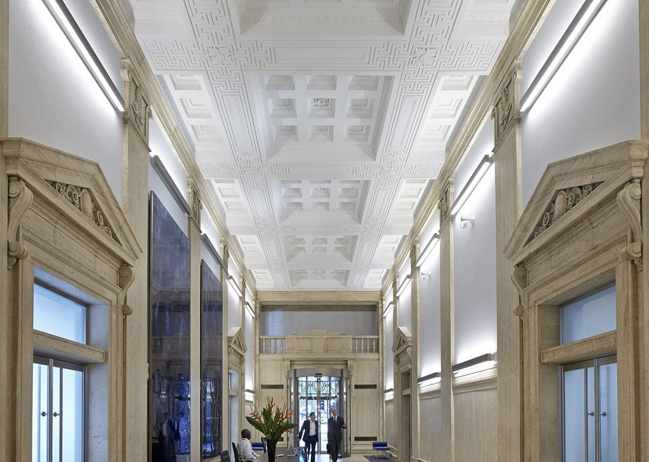 Bush House lobby looking back towards Kingsway portico.