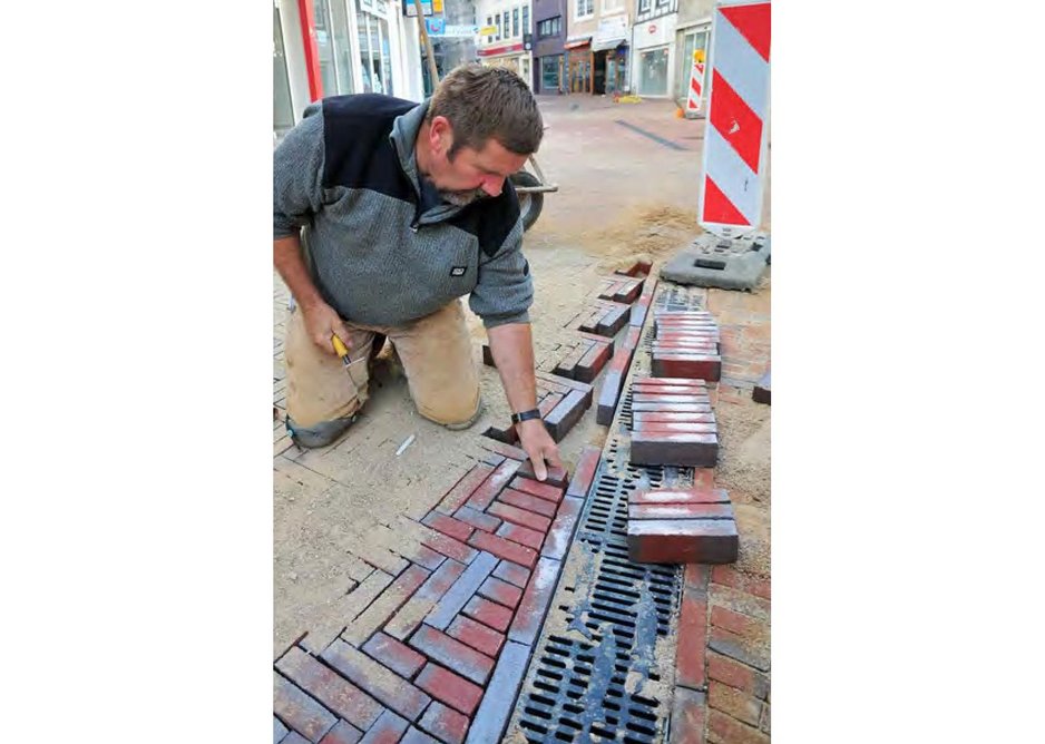 Laying bricks in traditional herringbone pattern alongside sturgeon drainage to honour the cultural heritage of Itzehoe and its twinned town Cirencester