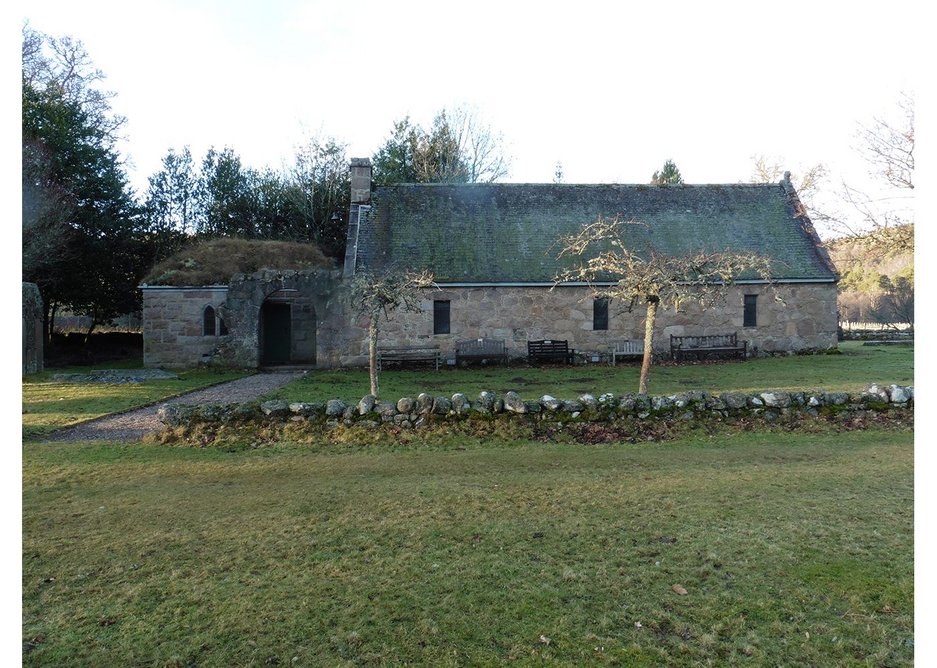 Chapel of St Lesmo, also category B listed, was converted from the ruins of small laird’s houses with a 17th century archway by Truefitt in 1871. The roof was originally thatched.