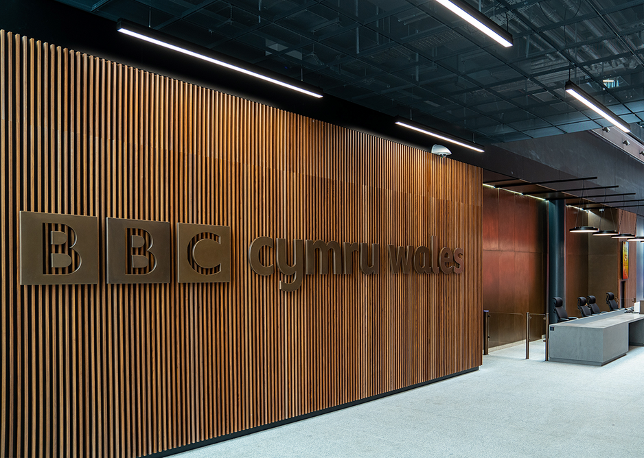 At ground floor the timber slats of the reception area enhance the robust acoustic performance, deadening echoes in the space. Right Individual banks of acoustic booths allow for more private meetings or individual work.