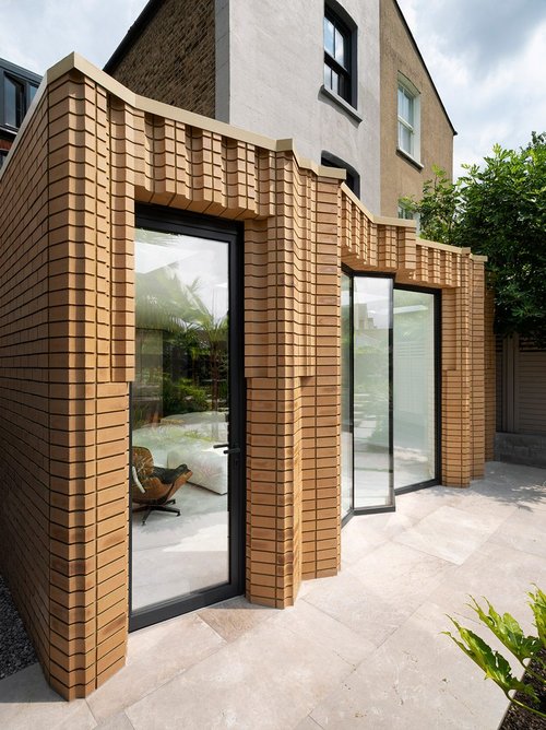 The new extension reconnects the original house to the garden.
