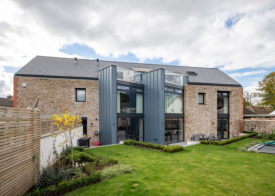 Its modular installation means that Thermoslate solar slate can be integrated faster and more easily in any type of surface covered with natural slate.