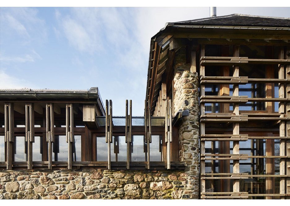 A glazed ‘gap’ separates studio (left) and house. The rhythm of the louvres changes direction from one volume to the other.