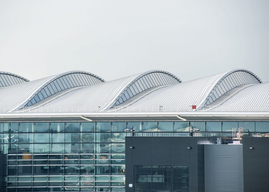 50,000 m2 of Kalzip profile roof cladding make up the external look of the terminal. Note the latchways giving access to the glass for maintenance.