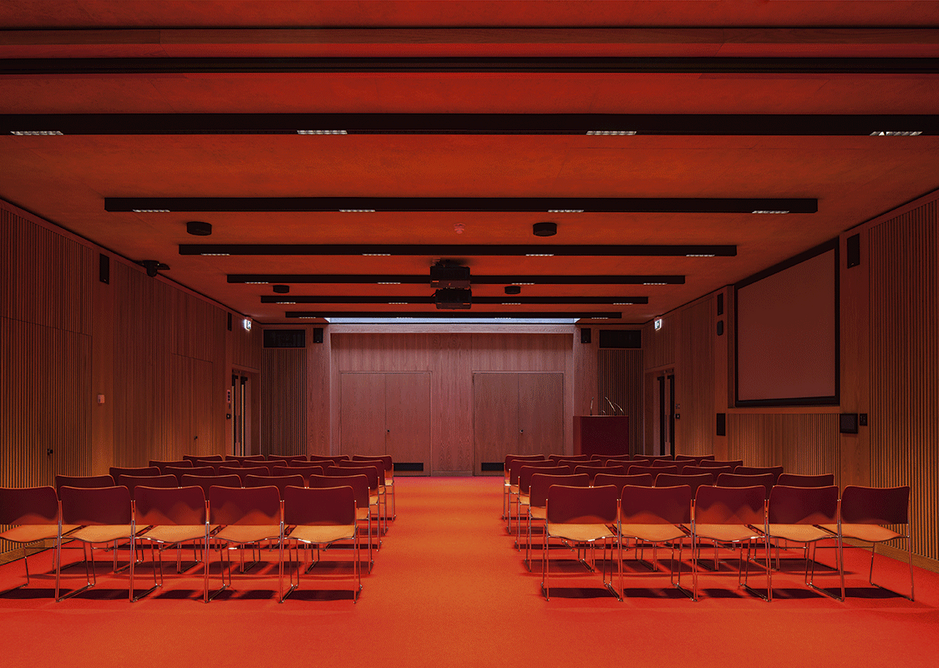 The internalised space of the auditorium allows for a broad range of lighting effects as required.