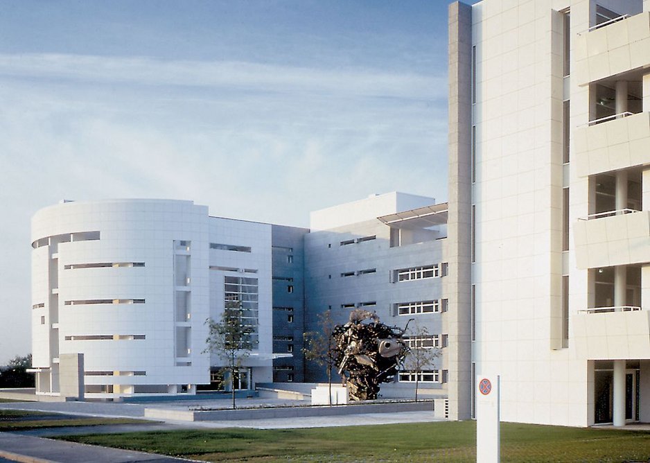 Richard Meier’s Hypolux Bank Building in Luxembourg (1989-1993), with Frank Stella sculpture in the courtyard. Courtesy Richard Meier & Partners Architects.