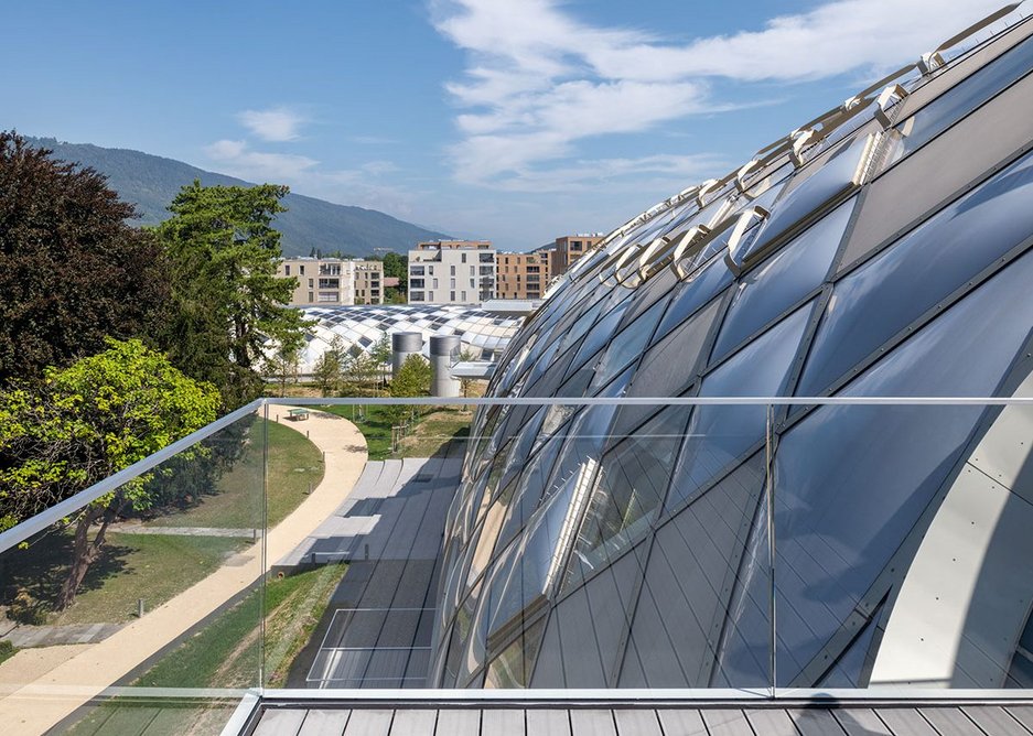 Over 2,800 diamond-shaped elements – opaque, transparent or translucent – populate the gridshell.