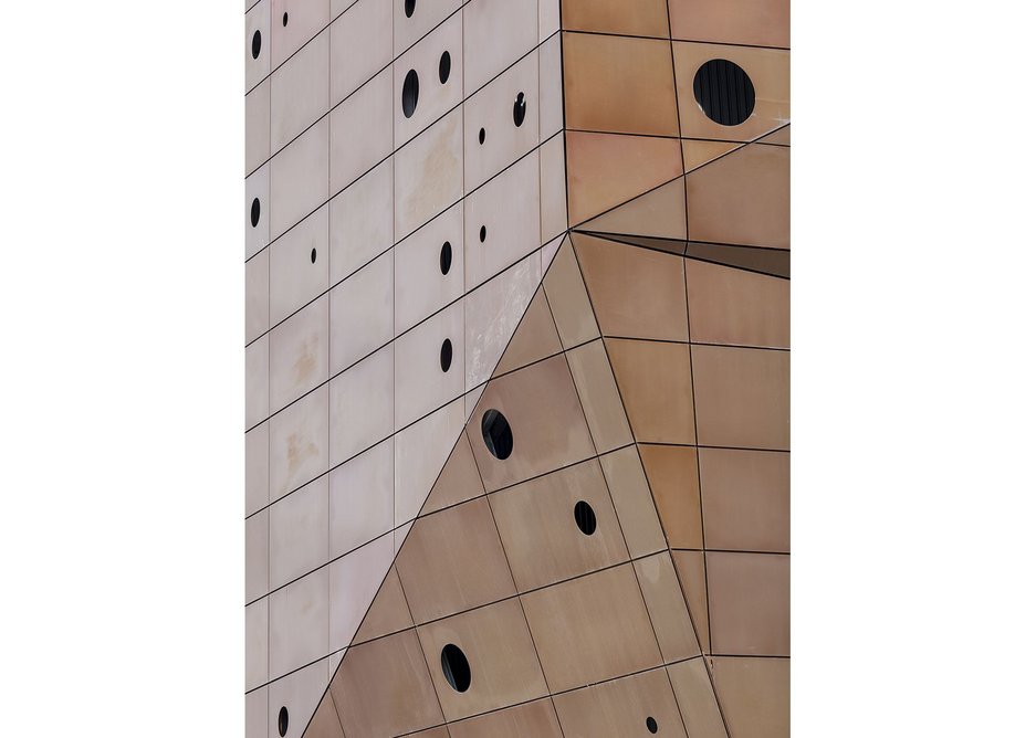 Umber-coloured aluminium plates on the outer skin of the facade.