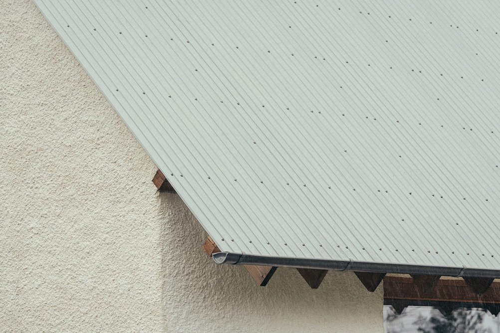 The steep roof is made of galvanized corrugated steel.