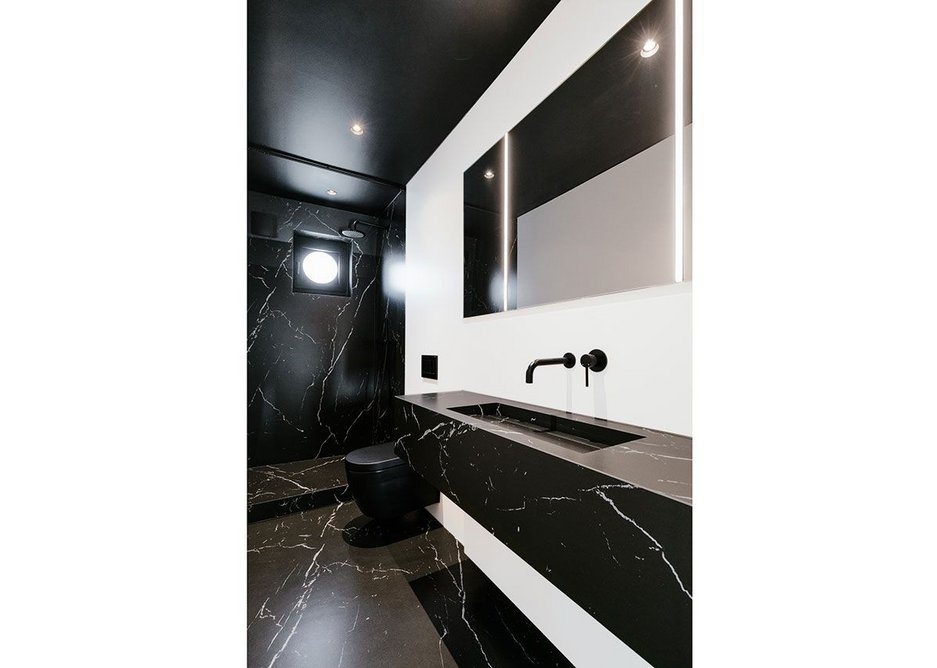 Drama in the bathroom: Neolith Nero Marquina meets Arctic White.