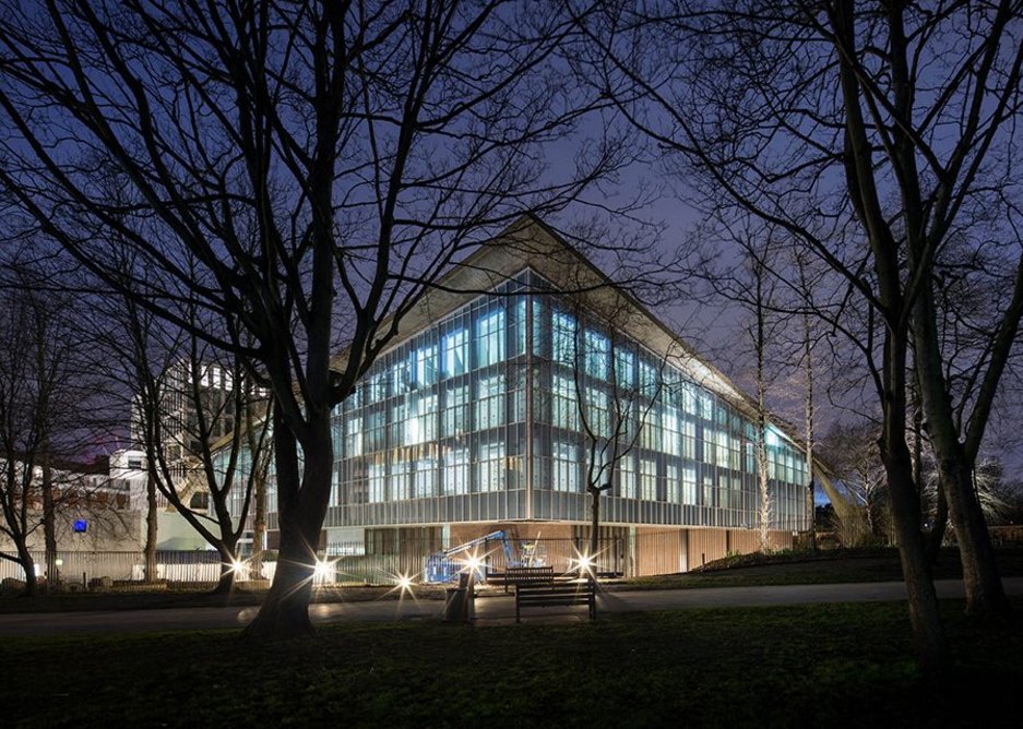 The previously opaque cladding is replaced by a translucent system, enlivening the facade at night.