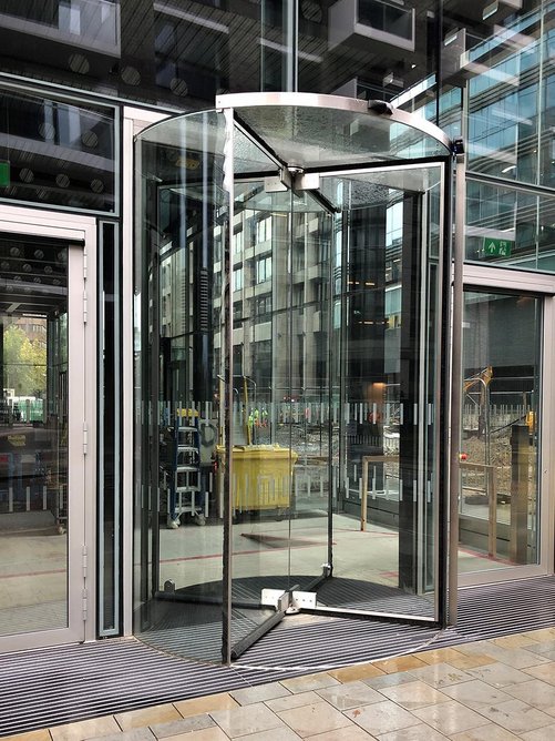 Boon Edam Crystal Tourniket automatic revolving door: Saving energy while facilitating a continuous flow of people.