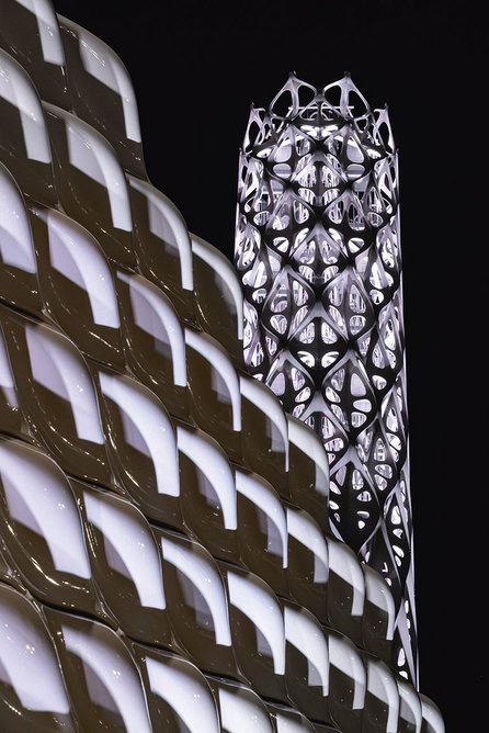 The apparent shape of the Wall of Light changes dramatically depending on the angle of view and light conditions. The tower has its own animation from the reflectors, the light moving inside it, and a programmable lighting system.