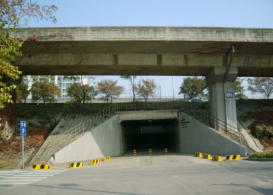 Seongsan Underpass before the Han River Access Tunnel Project.