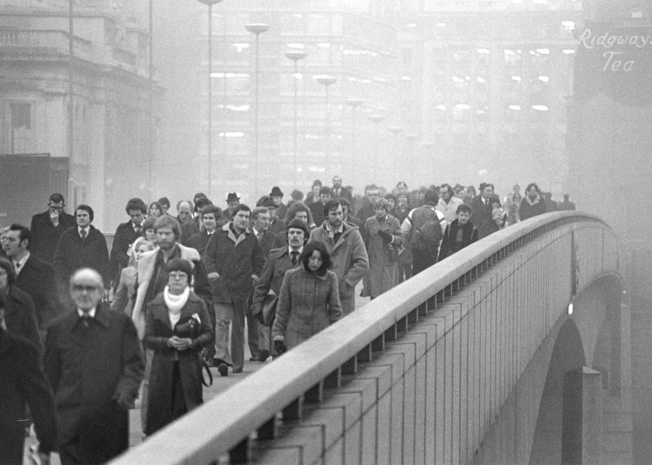 Barry Lewis – Rush hour from the south side of London Bridge 1978.