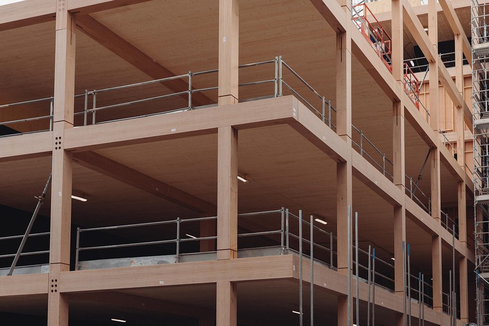 The hybrid structure of the Black and White Building comprises a beech LVL frame with CLT slabs and core, and has been designed to create vast open workspaces.