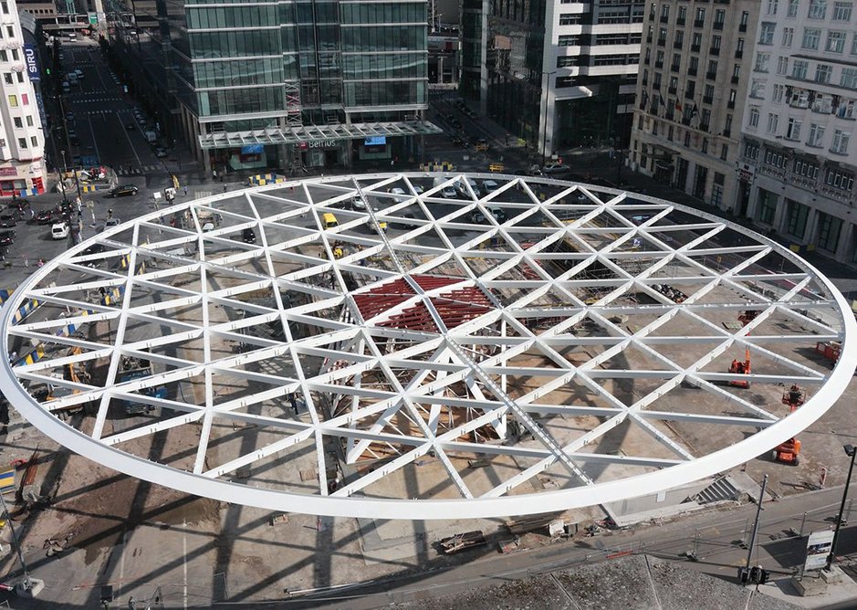 The 65m triangulated steel disc of structure with its perimeter ring beam under construction. The disc dips 5m from edge to centre.