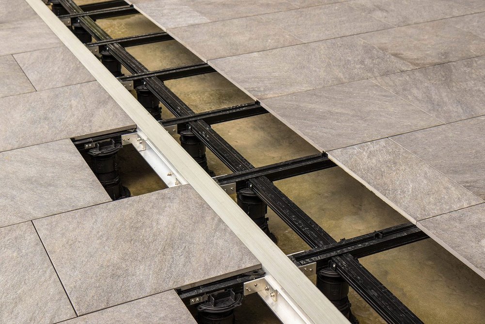 Alurail can be used to create a fixed frame for expansion joists.
