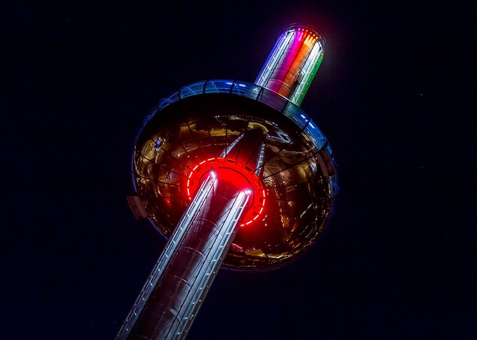 Night shot of the illuminated British Airways i360.