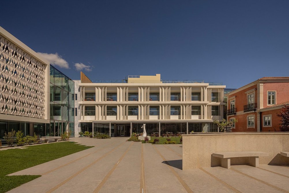 A block containing additional hotel accommodation and services links the palace and the exhibition galleries.