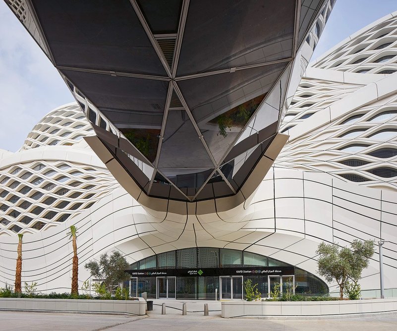 The station is linked to KAFD’s  pedestrian circulation network by two high- level sky bridges.