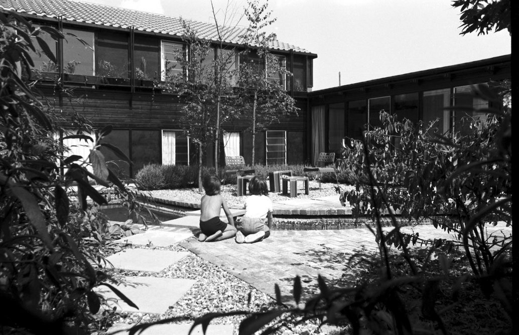 Housing at Calverton End, Stony Stratford, Milton Keynes, designed by Frost Nicholls, 1975