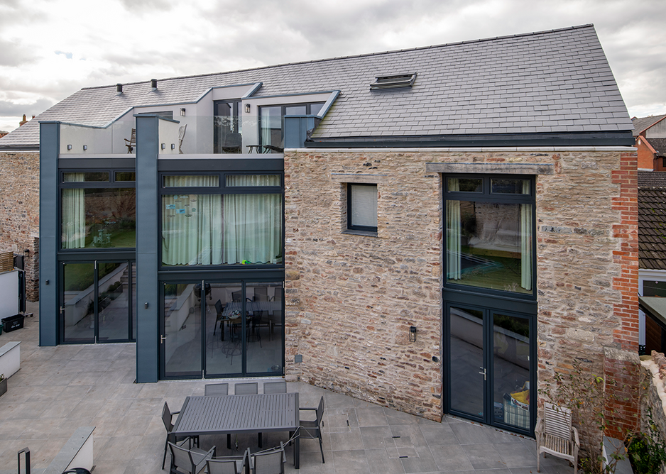 Slate is waterproof, durable, versatile and thermally inert. When reinvented as Thermoslate it contributes to a more natural use of solar thermal energy.