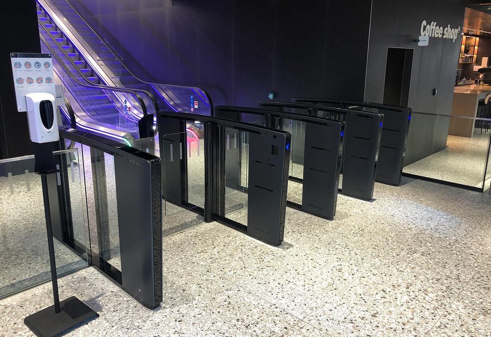 Boon Edam Lifeline Speedlane Swing turnstiles: Guiding people safely through a physical security barrier using modern technology and intuitive sensors.