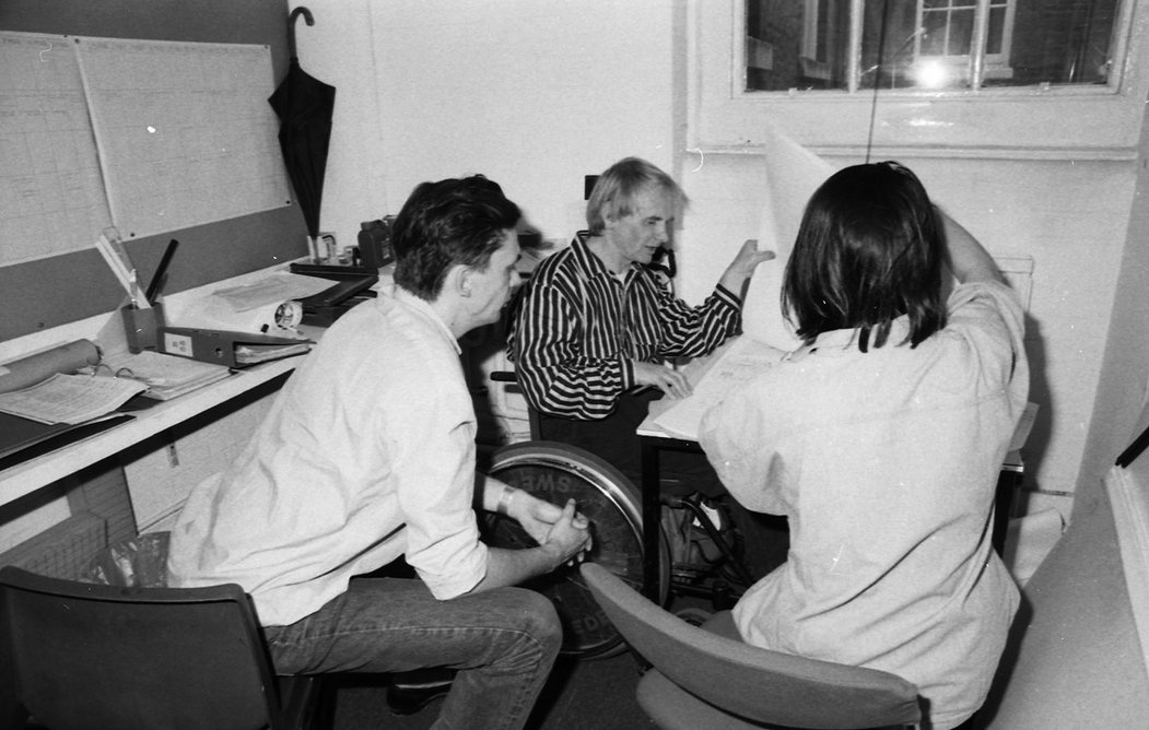 Jordan Whitewood-Neal’s research includes the place disability holds at the Architectural Association. Pictured: AA Diploma School technical studies tutor Andrew Walker shown giving a tutorial to students in 1988