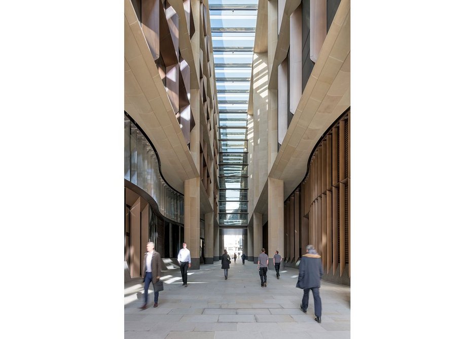 The Bloomberg Arcade diagonally cuts through the middle of the site. It provides a new public thoroughfare re-establishing Walbrook Street.