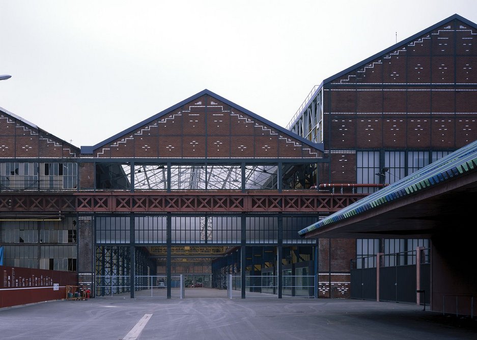 The newly opened avenue to the metro and entrance to the covered street.