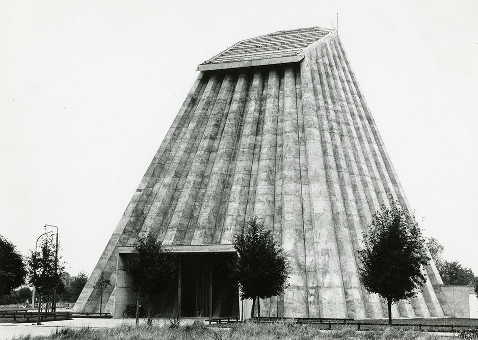 Léon Stynen, Paul De Meyer, Paul Meekels, André Vlieghe & André Paduart (engineer) | Photo of the church of Saint Rita, Harelbeke, 1966.