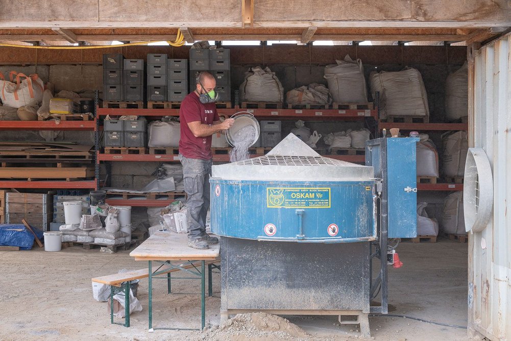 The Gent Waste Brick incorporates recycled municipal waste sourced from within 7km of the project. Cinzia Romanin & ©Thomas Noceto