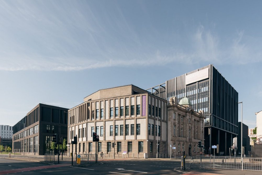 The University of Manchester engineering and material sciences centre incorporates the refurbished, grade II listed Oddfellows Hall (second from right), the MEC Hall and buildings on Upper Brook Street and York Street (left of picture), which feature Vandersanden’s Herning waterstruck bricks and the new extension to Oddfellows Hall (centre), which features Vandersanden’s white Berit waterstruck facing bricks.