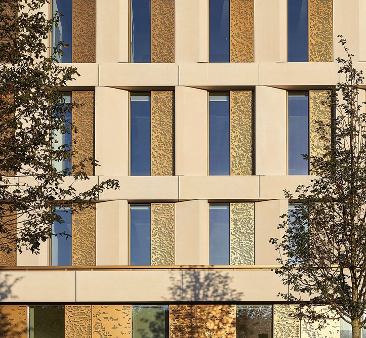 Facades are composed of concrete panels interspersed with perforated anodised aluminium ventilation panels. ‘The warm hues and natural tones of the materials play well with the changing quality of light throughout the day and the seasons, discretely animating the facades’, suggests the architect.