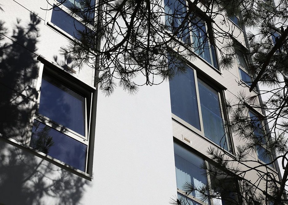 The Berry Court apartments in Bournemouth feature Senior's energy-efficient Pure Slide aluminium doors.