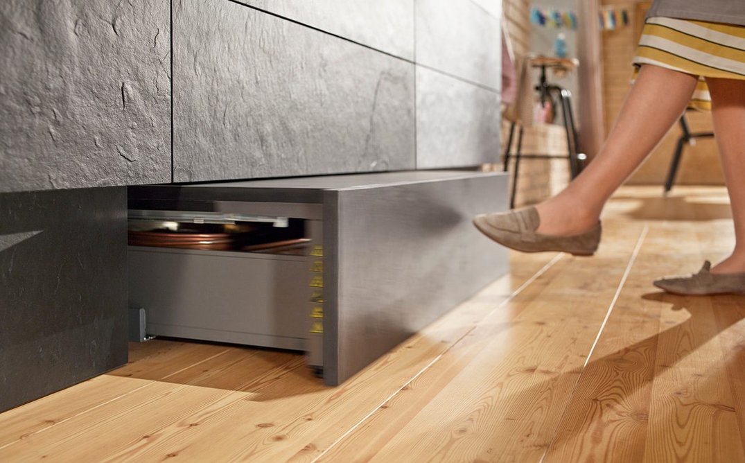 SPACE STEP is easily operated with a tap of the foot.