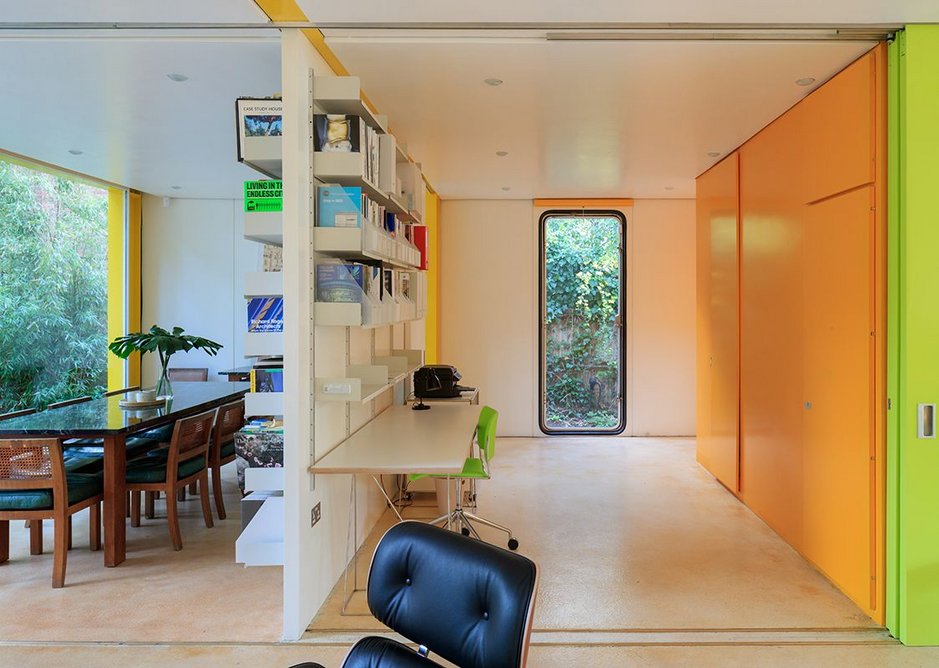Richard Rogers’s Wimbledon House. Partitions slide open to reveal the Library and administration space in the main house. Photograph by Iwan Baan.