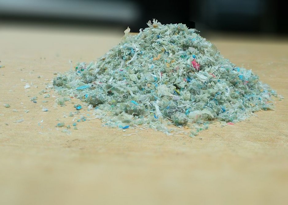 Each brick contains 1.6 kg of shredded waste plastic.